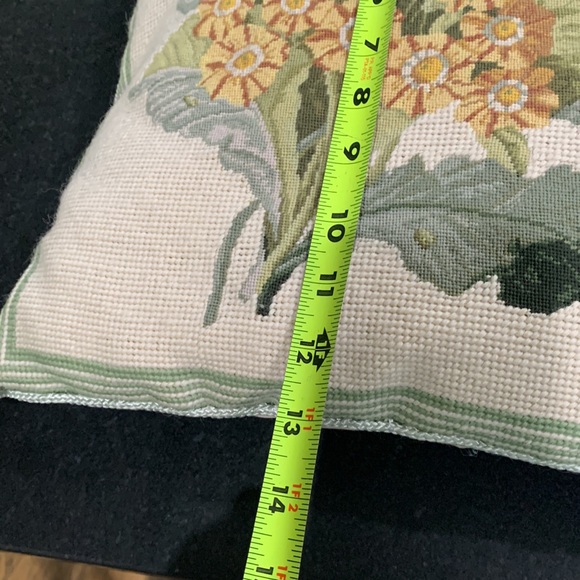 Floral embroidered pillow velvet green cream - Picture 5 of 7